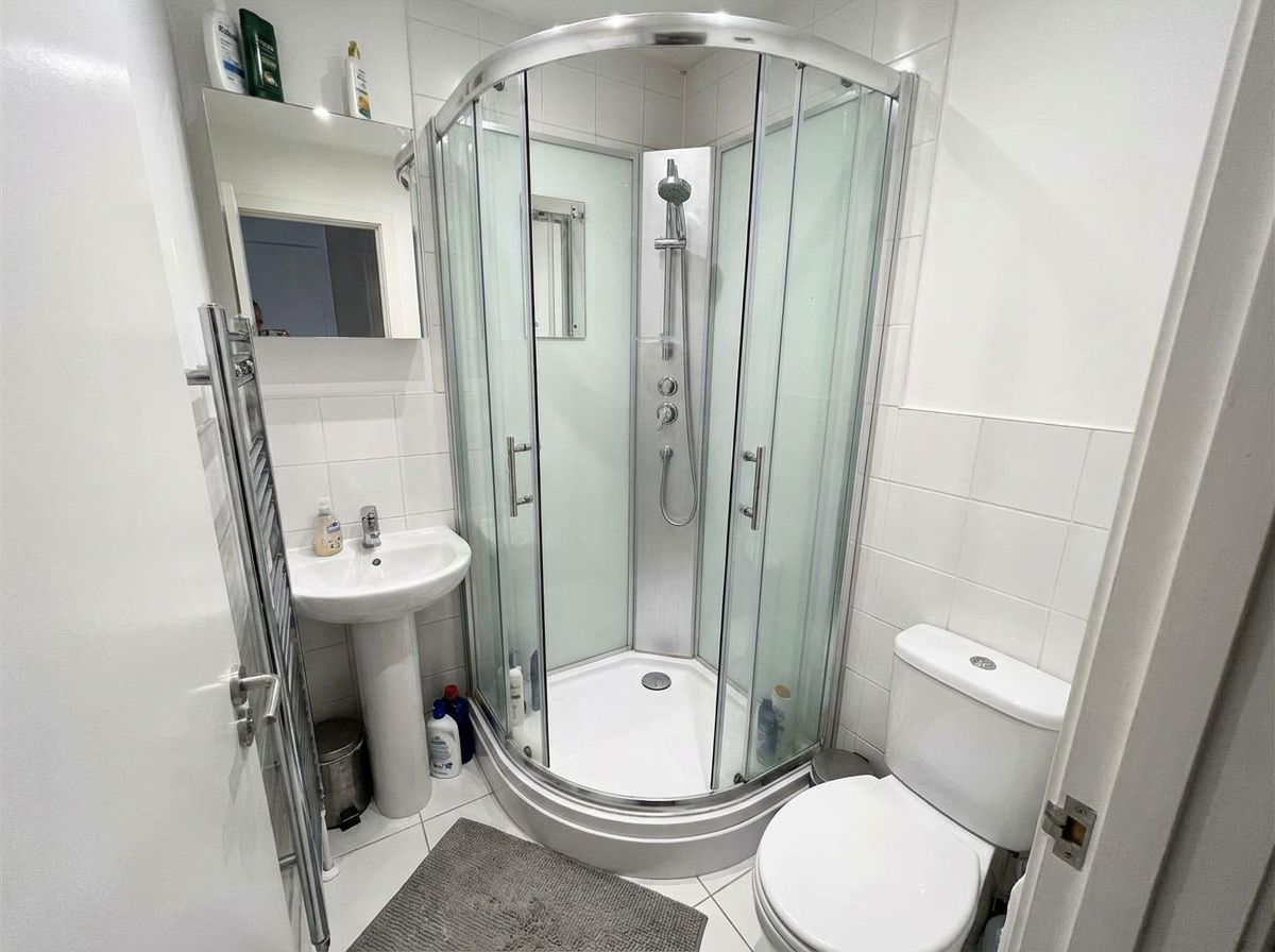 Компактная угловая кабина 80×80 или 90×90 экономит место в маленькой ванной, но локтям и плечам внутри тесно при активных движениях.