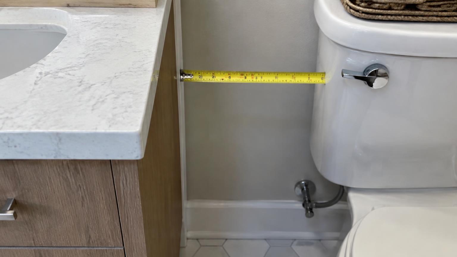 Замер расстояния между краем тумбы и унитазом в санузле